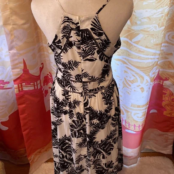 NEW BLACK AND WHITE PALM LEAF DESIGN MAXI HALTER DRESS BODICE CUT OUT SIZE MED - Picture 4 of 11